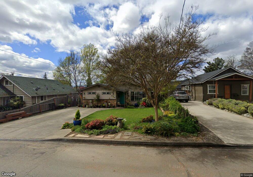 928 NE 12th St, Grants Pass, OR 97526 - photo 1