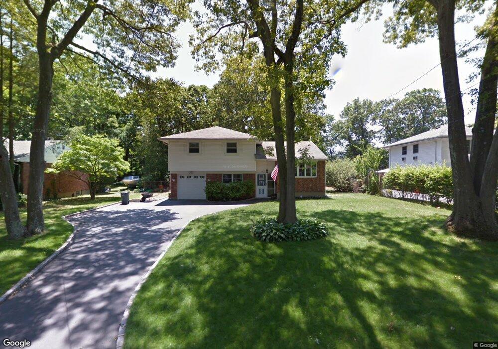 12 Radcliffe Rd, ComMacK, NY 11725 - photo 1