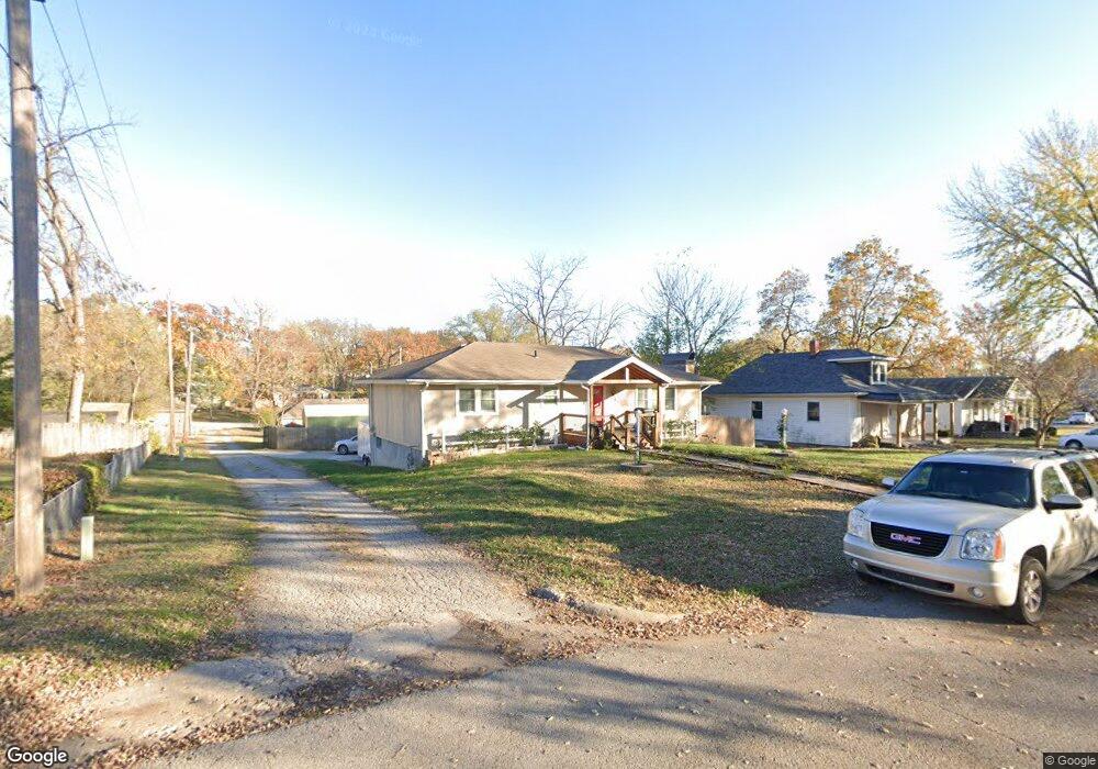 1715 3rd Ave, Leavenworth, KS 66048 - photo 1