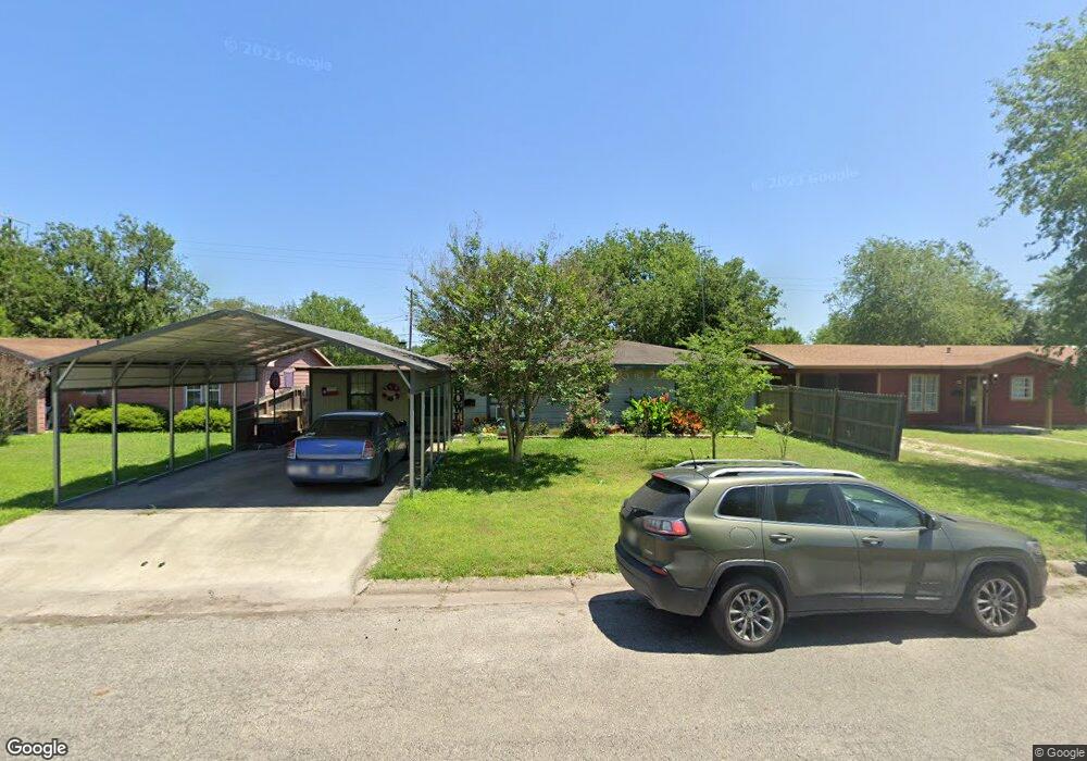 1304 N Hackberry St, Beeville, TX 78102 - photo 1