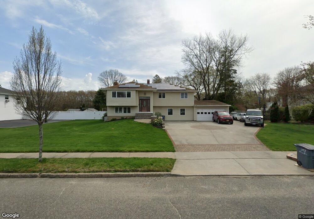 147 Hayrick Ln, ComMacK, NY 11725 - photo 1