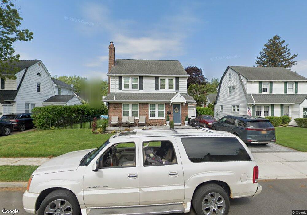 14 Roosevelt St, Garden City, NY 11530 - photo 1