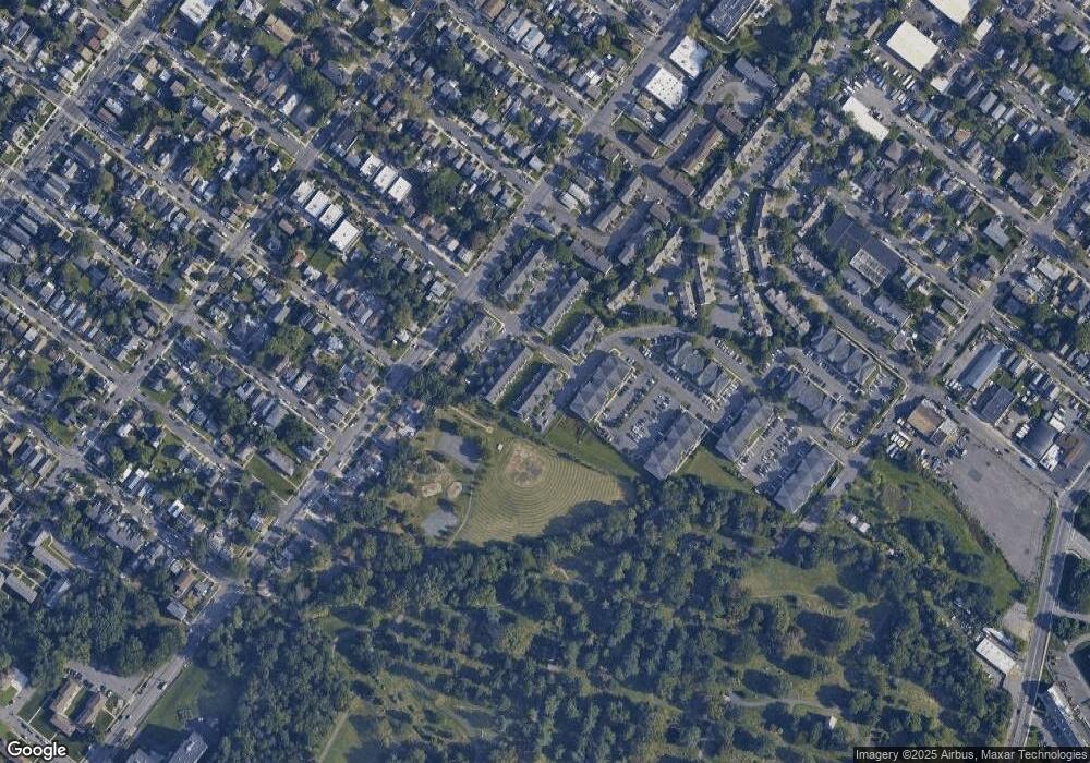 511 Evergreen Ct unit 511, New Brunswick, NJ 08901 - photo 1