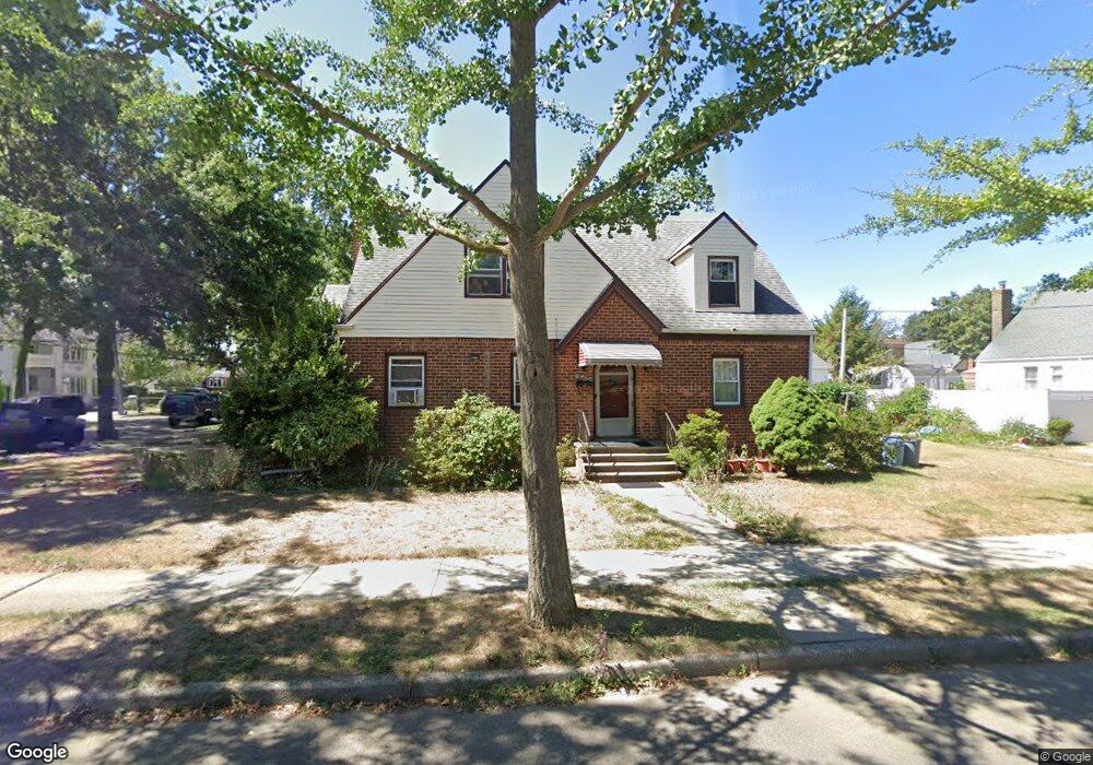 8264 265th St, Glen Oaks, NY 11004 - photo 1