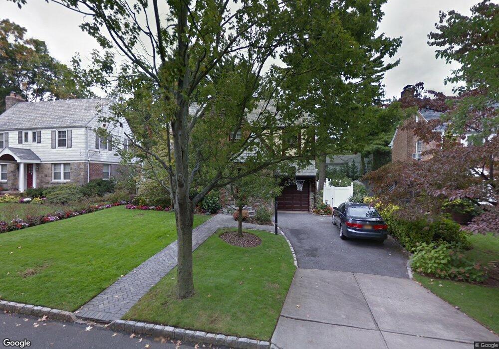7 Avalon Rd, Great Neck, NY 11021 - photo 1