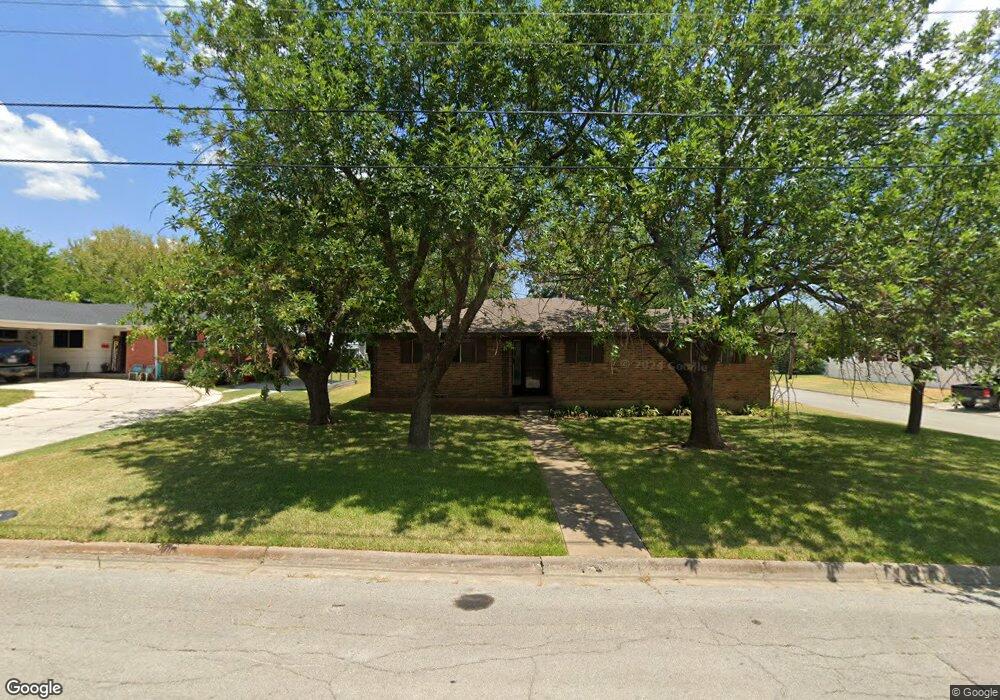 1302 Hillside Dr, Gainesville, TX 76240 - photo 1