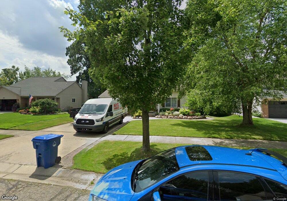 395 Cove View Dr, Waterford, MI 48327 - photo 1