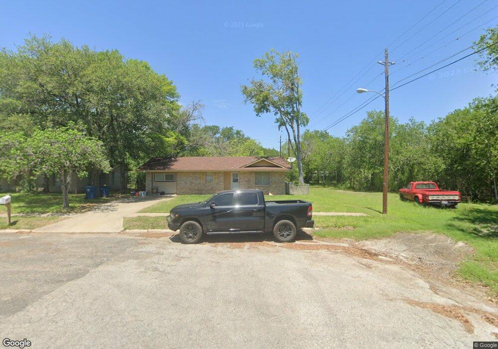 1417 Robin Ln, Beeville, TX 78102 - photo 1