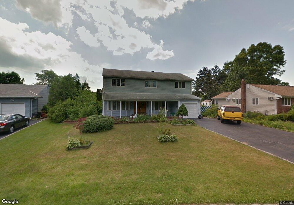 4 Zinnia Ct, ComMacK, NY 11725 - photo 1