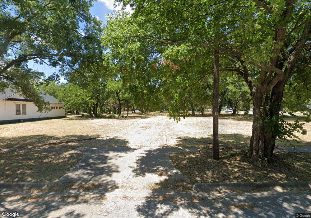 907 1/2 Buck St, Gainesville, TX 76240 - photo 1