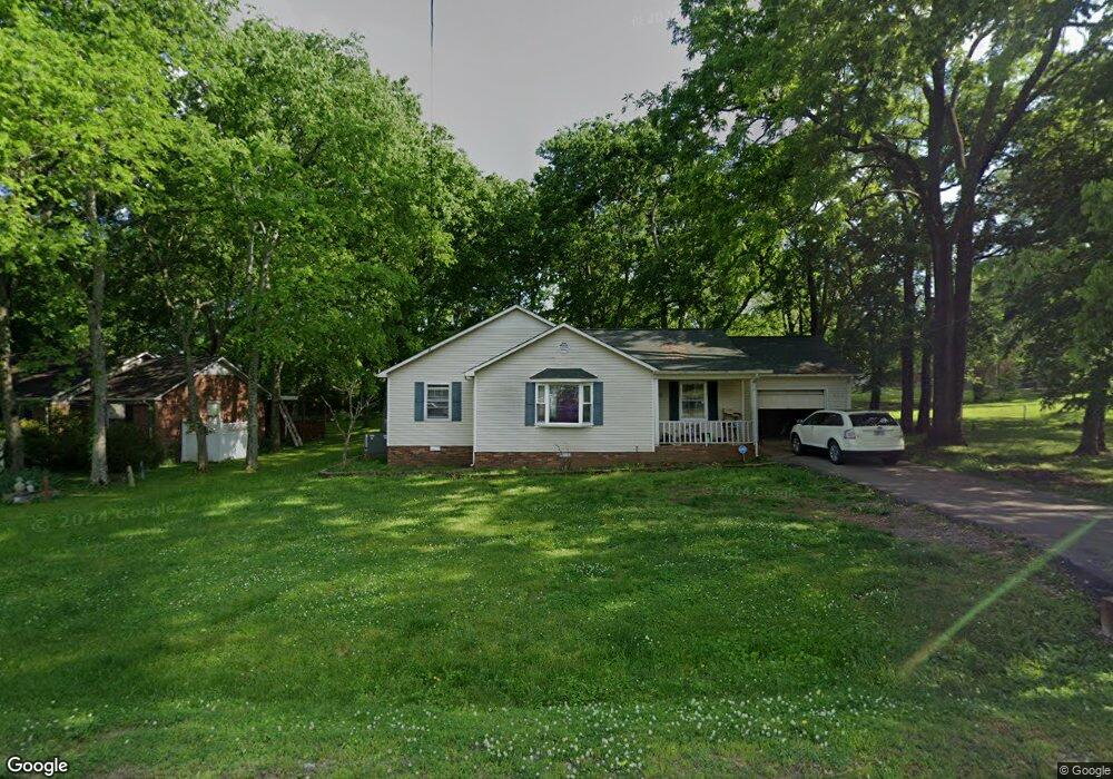 2013 Cobb Dr, Columbia, TN 38401 - photo 1