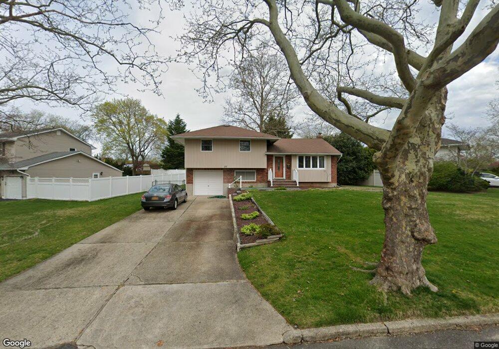 27 Tyram Ln, ComMacK, NY 11725 - photo 1