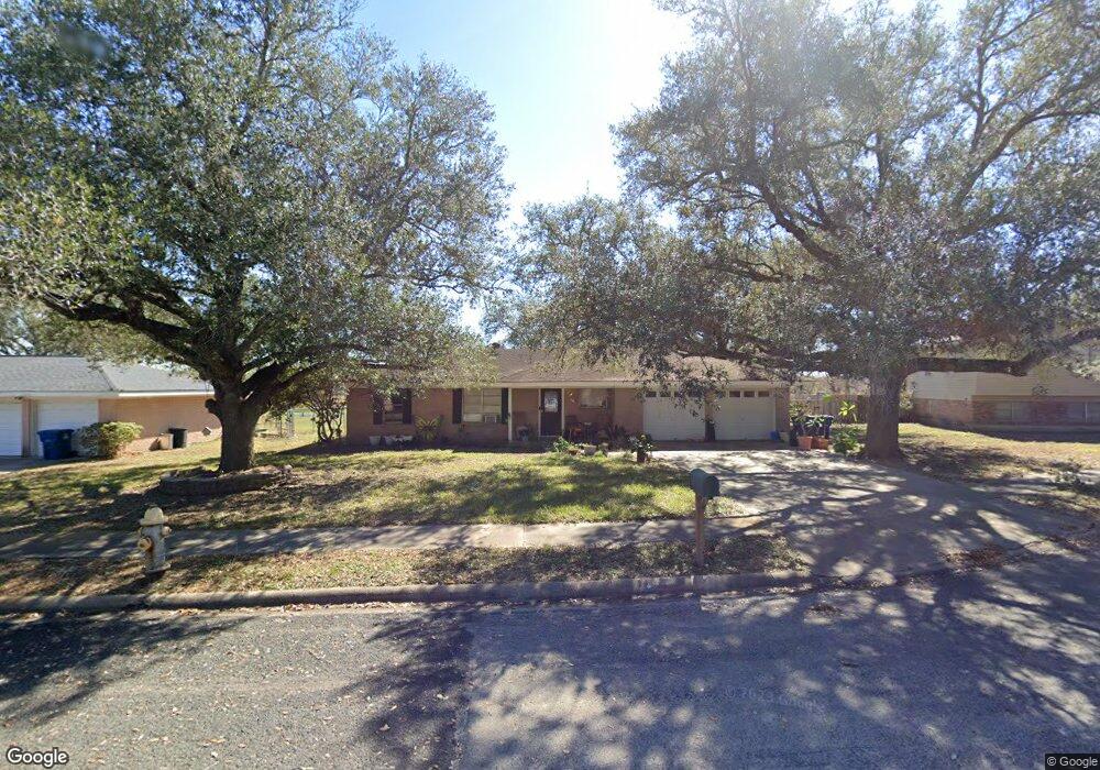 1402 Wren Ln, Beeville, TX 78102 - photo 1