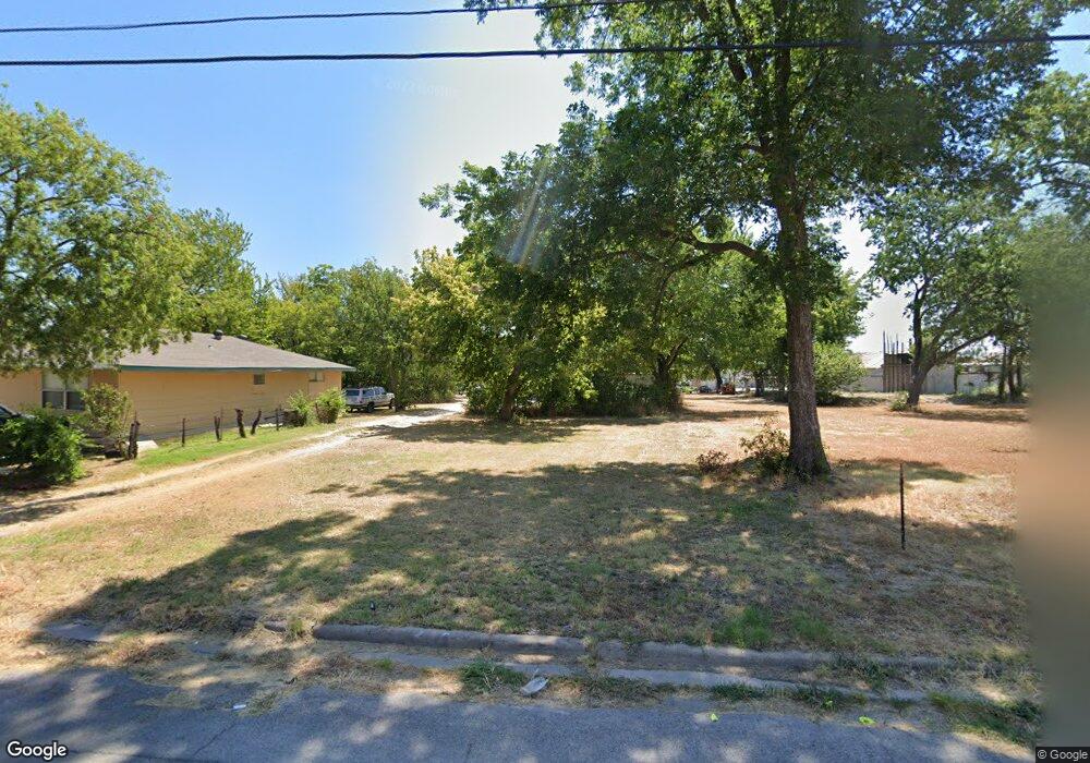 320 N Weaver St, Gainesville, TX 76240 - photo 1