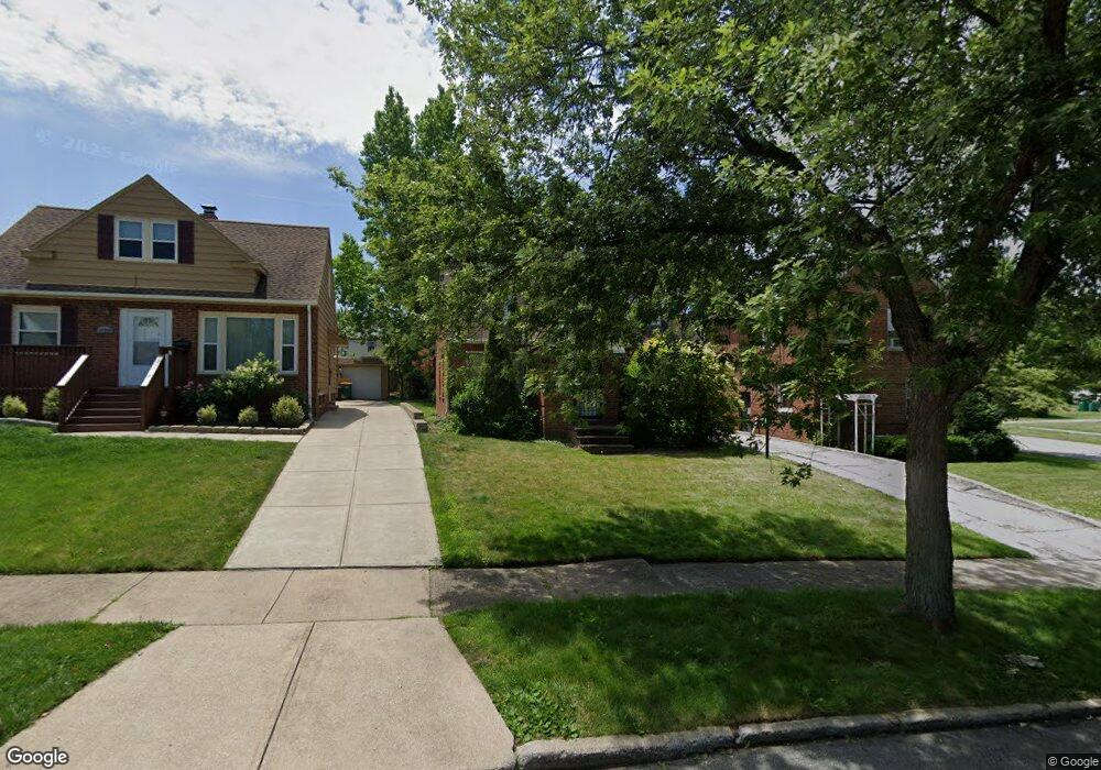 18204 Knoll Dr, Maple Heights, OH 44137 - photo 1