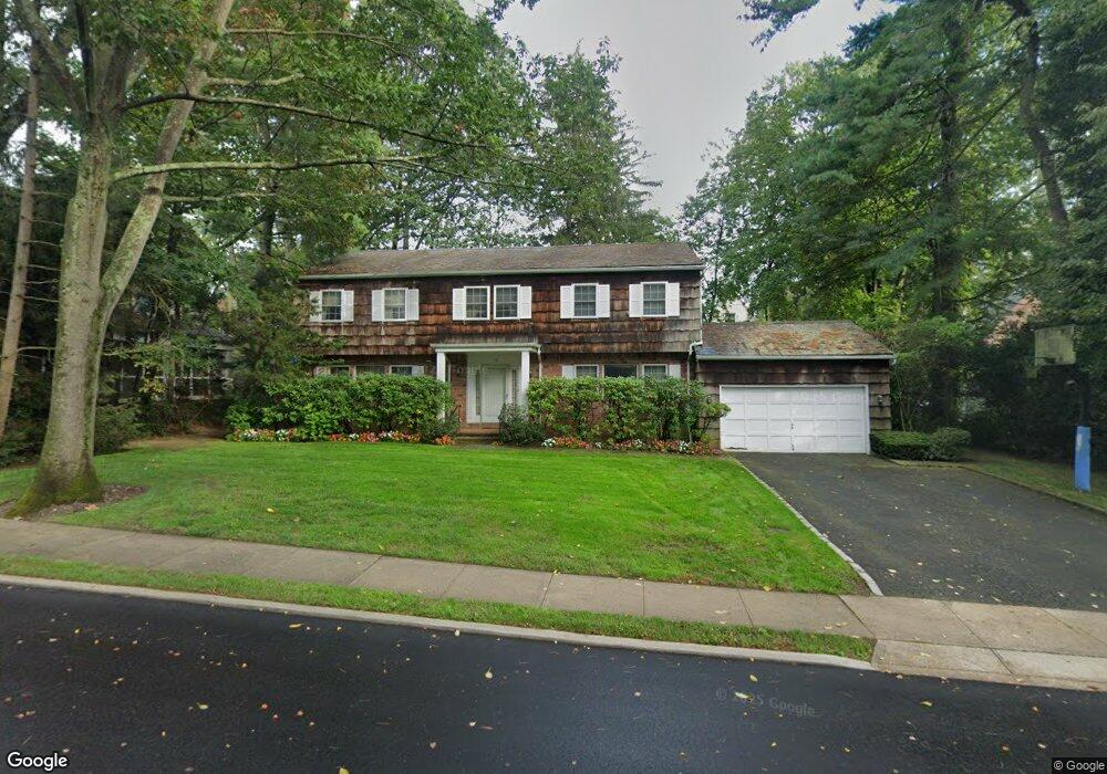 10 Melbourne Rd, Great Neck, NY 11021 - photo 1