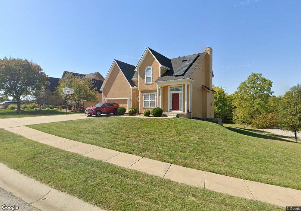 702 Mesa Ridge Dr, Raymore, MO 64083 - photo 1