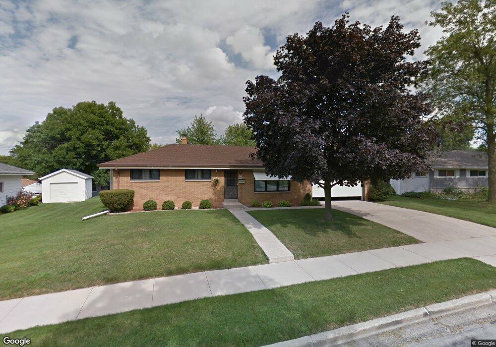 W151N8324 Thomas Dr, Menomonee Falls, WI 53051 - photo 1