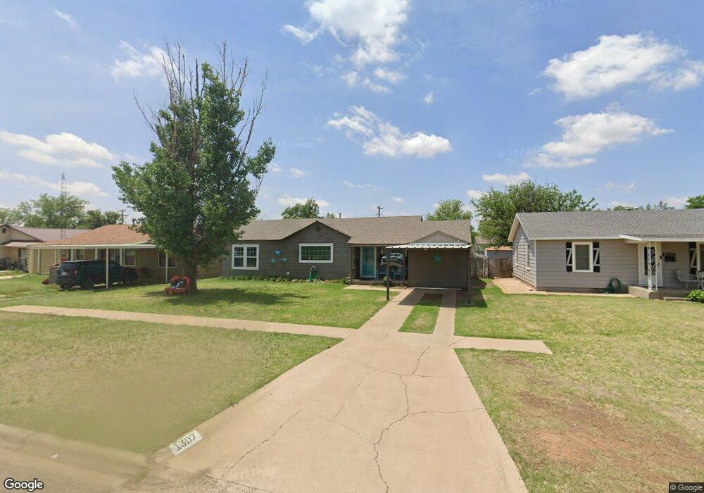1307 Travis St, Plainview, TX 79072 - photo 1