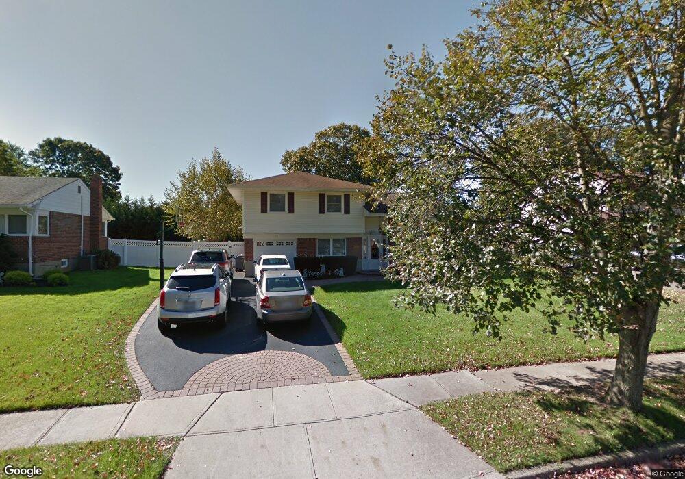 52 Genesee Dr, ComMacK, NY 11725 - photo 1