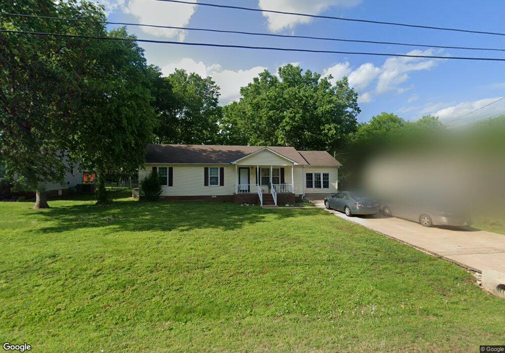 2010 Cobb Dr, Columbia, TN 38401 - photo 1