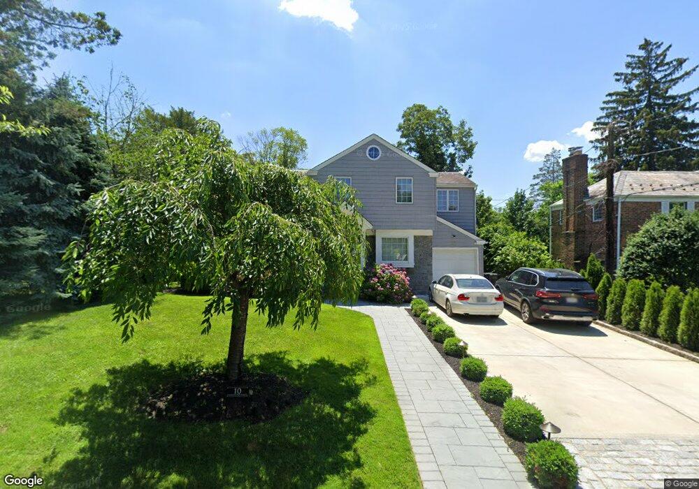 10 Homewood Dr, Manhasset, NY 11030 - photo 1