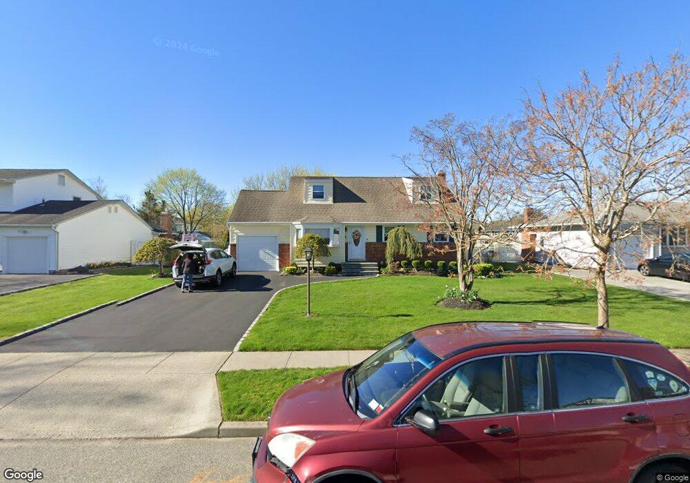 10 Seminole Dr, ComMacK, NY 11725 - photo 1
