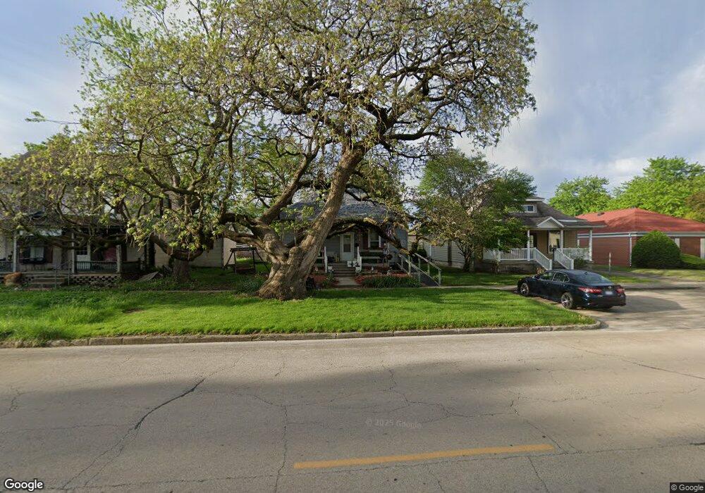 913 Broadway Ave, Mattoon, IL 61938 - photo 1