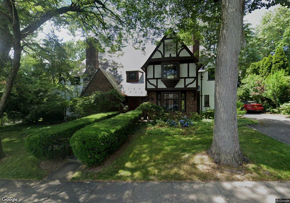 15 Dunster Rd, Great Neck, NY 11021 - photo 1