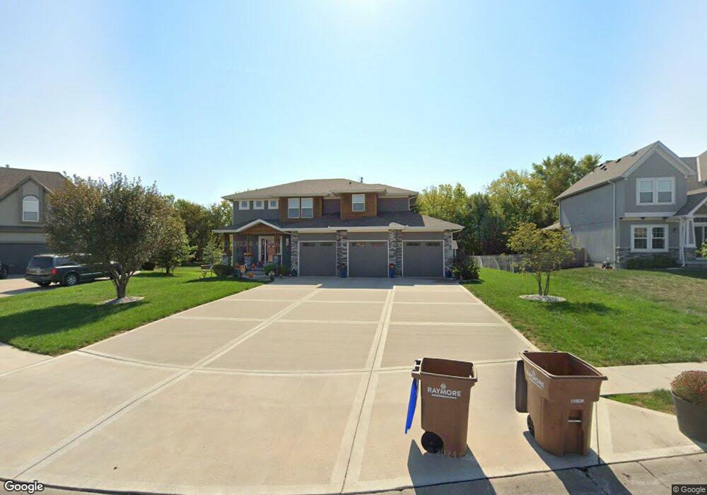 1805 Knoll Creek Ln, Raymore, MO 64083 - photo 1