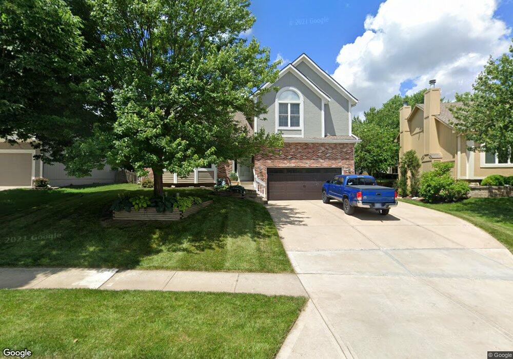 5612 Lakecrest Dr, Shawnee, KS 66218 - photo 1