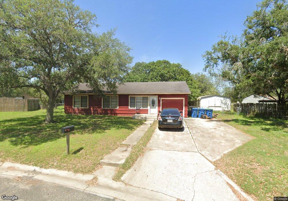 303 N Laurel St, Beeville, TX 78102 - photo 1