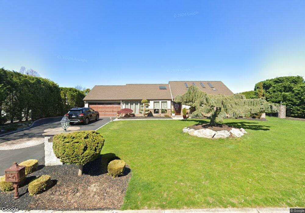 4 Hillview Ct, ComMacK, NY 11725 - photo 1
