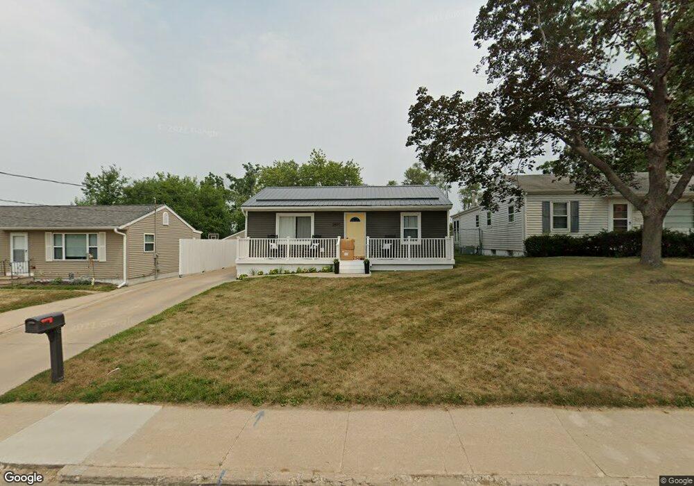 2807 J St SW, Cedar Rapids, IA 52404 - photo 1