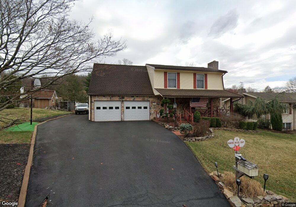 154 Castleton Dr, Reading, PA 19607 - photo 1