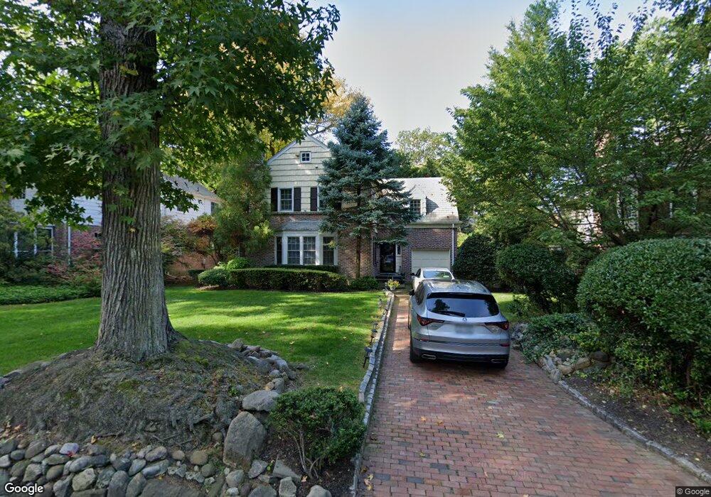 10 Ardsley Place, Great Neck, NY 11021 - photo 1