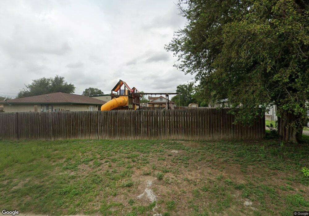 902 N Hugosota St, Beeville, TX 78102 - photo 1