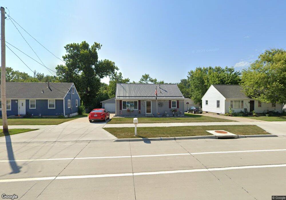 2215 O Ave NW, Cedar Rapids, IA 52405 - photo 1