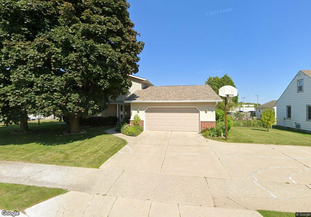 1215 S 31st St, Manitowoc, WI 54220 - photo 1