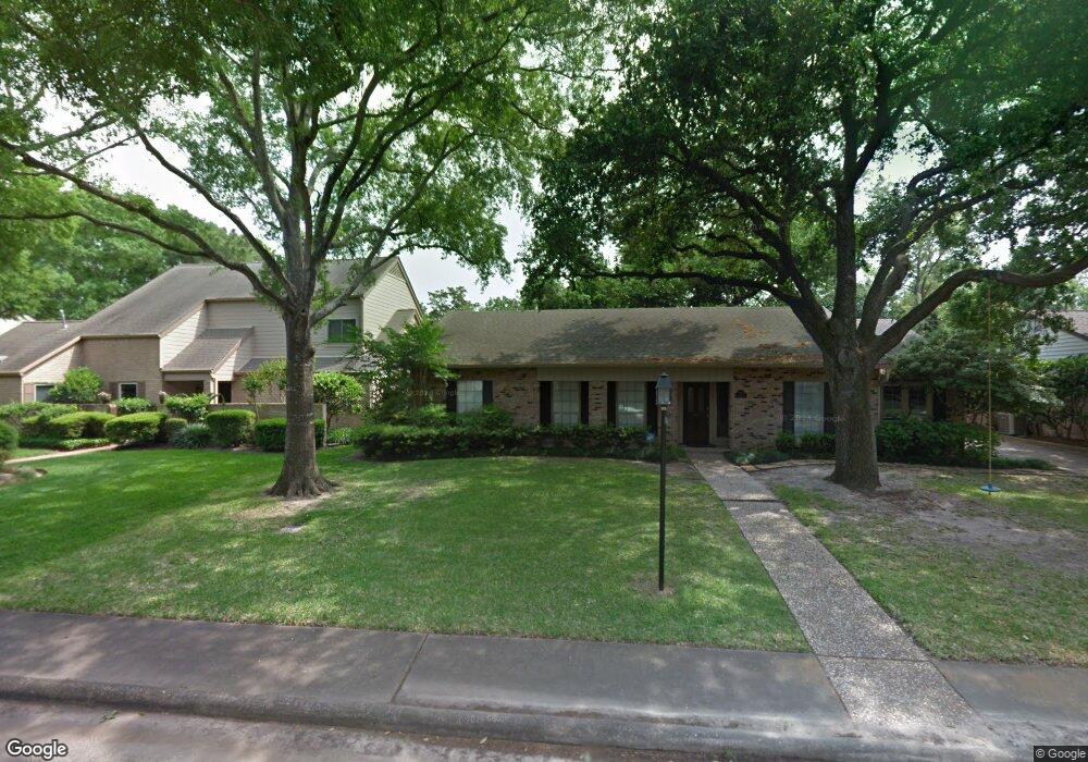 10111 Meadow Lake Ln, Houston, TX 77042 - photo 1