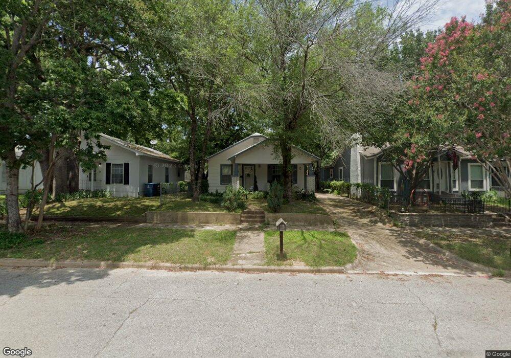 1021 W Chestnut St, Denison, TX 75020 - photo 1