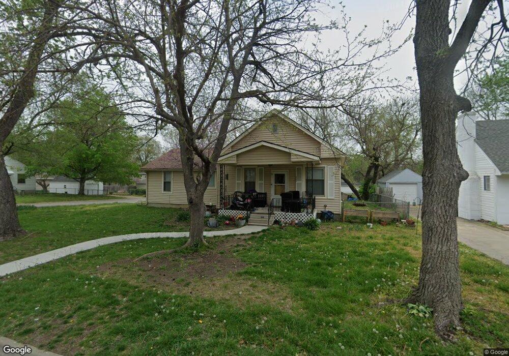 900 SW Cambridge Ave, Topeka, KS 66606 - photo 1