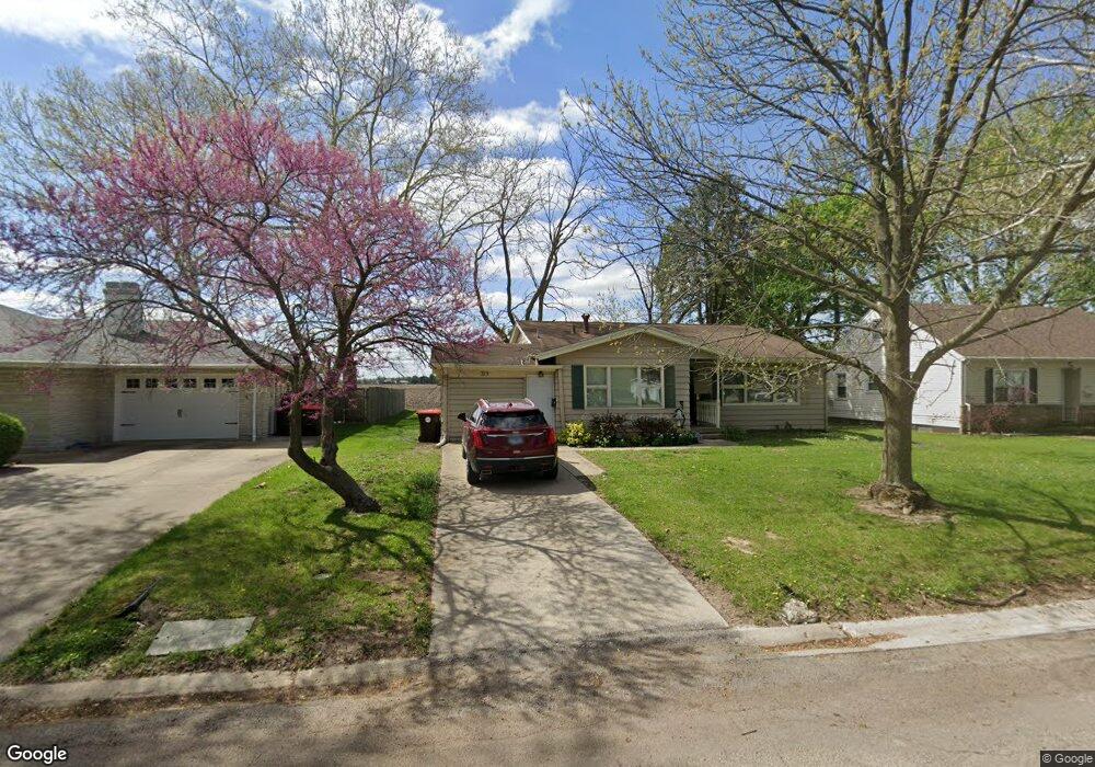 315 Mayfair Dr, Lincoln, IL 62656 - photo 1