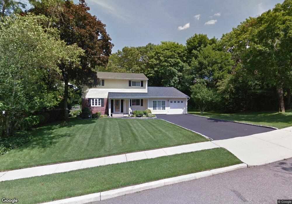 7 Shelton Ct, ComMacK, NY 11725 - photo 1