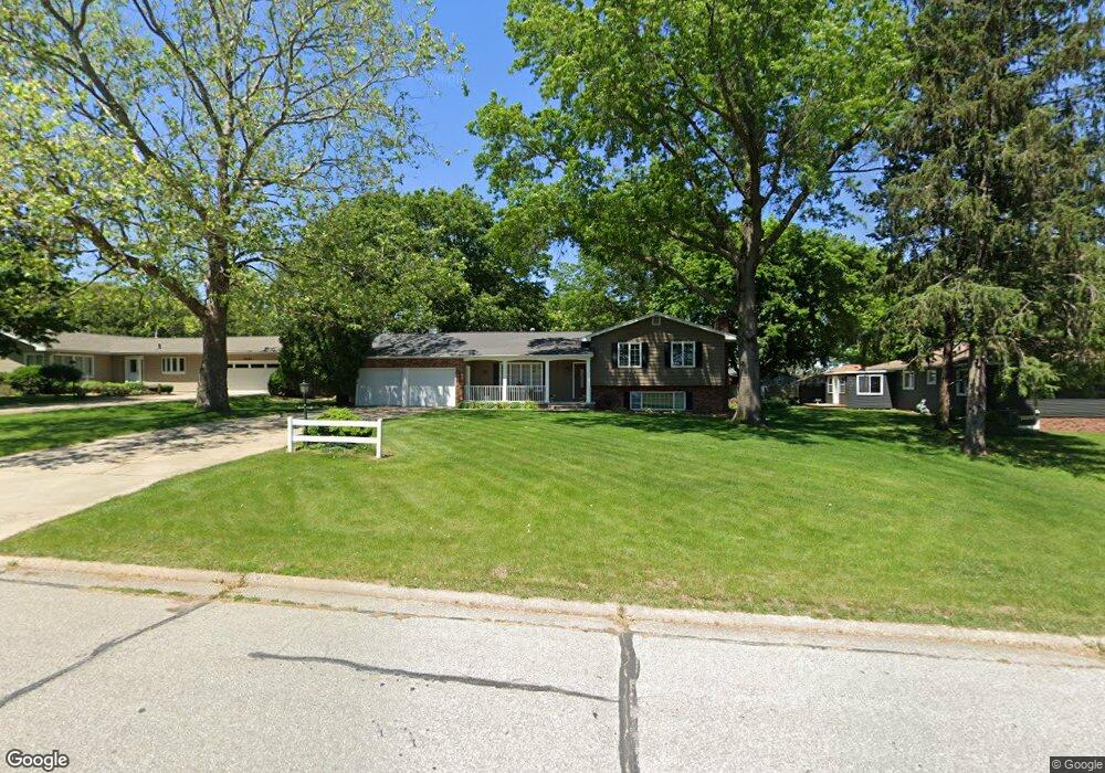 1813 W 3rd St, Cedar Falls, IA 50613 - photo 1