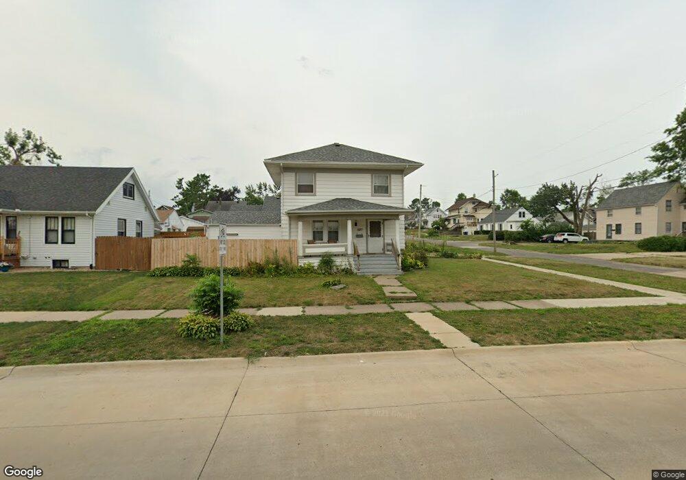 1527 B Ave NW, Cedar Rapids, IA 52405 - photo 1