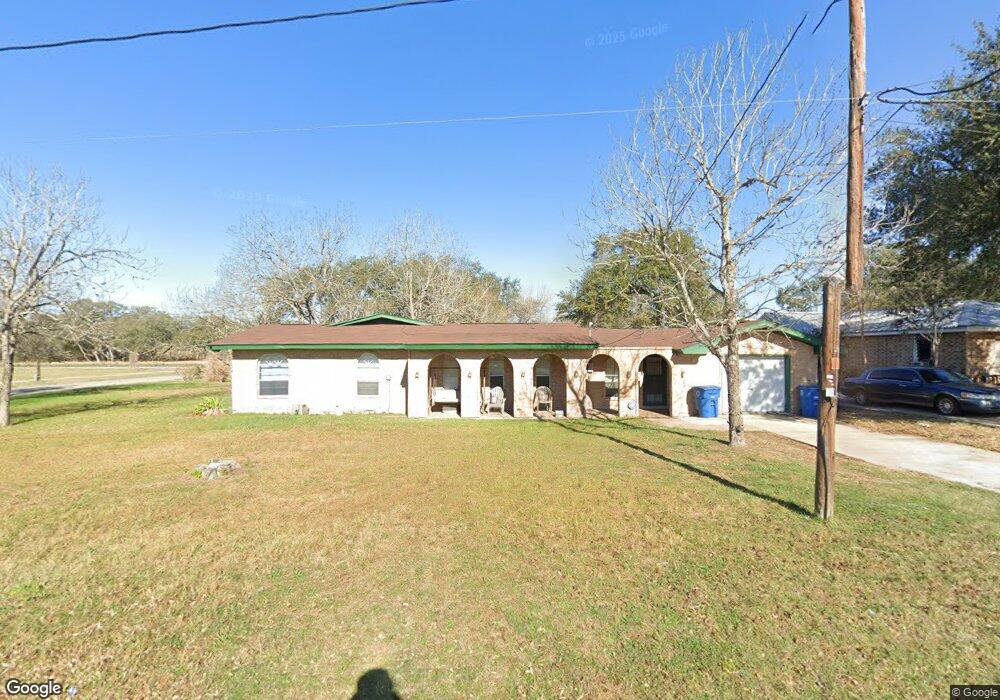 808 W Hutchinson St, Beeville, TX 78102 - photo 1