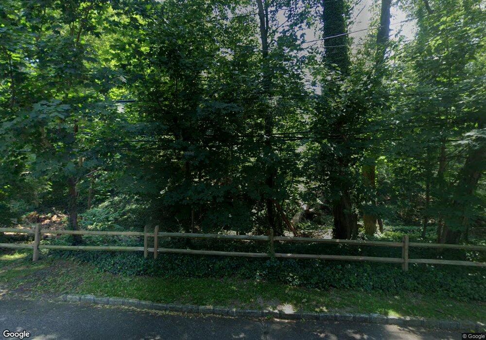 4 Astor Ln, Port Washington, NY 11050 - photo 1