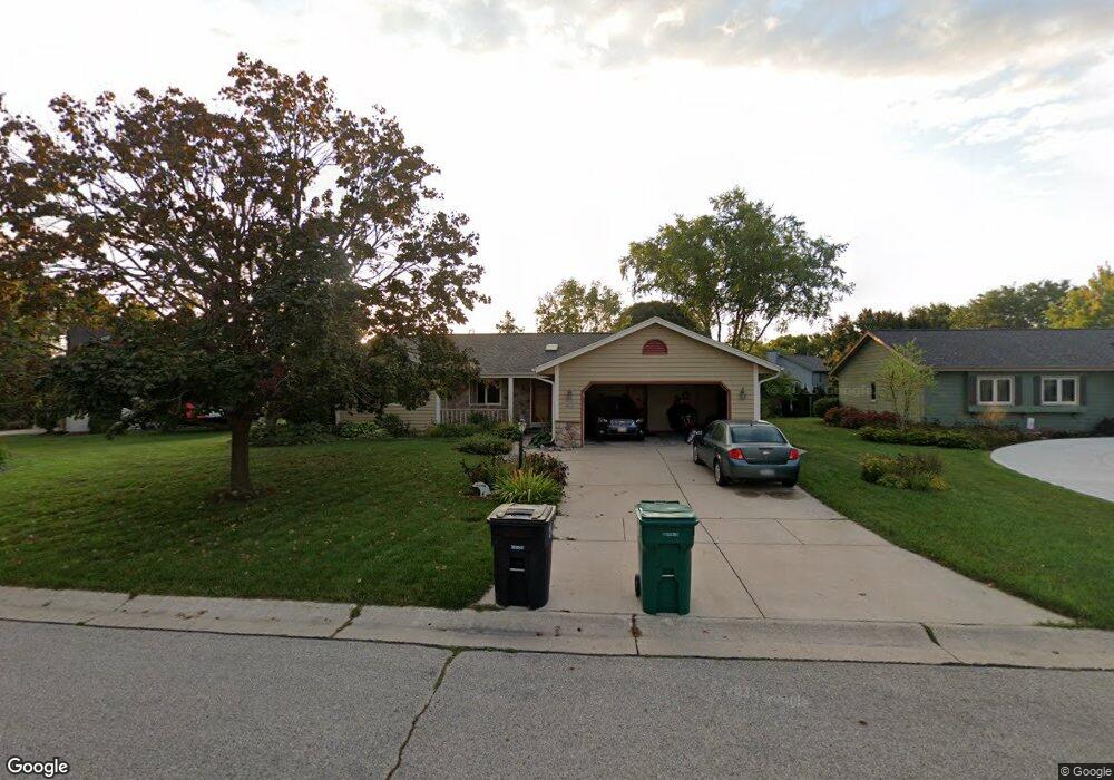 W160N7760 Hunters Ridge Cir, Menomonee Falls, WI 53051 - photo 1