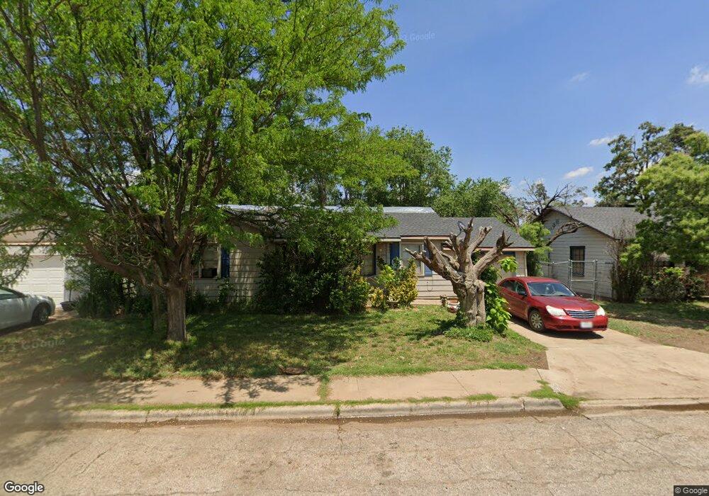 2306 W 11th St, Plainview, TX 79072 - photo 1